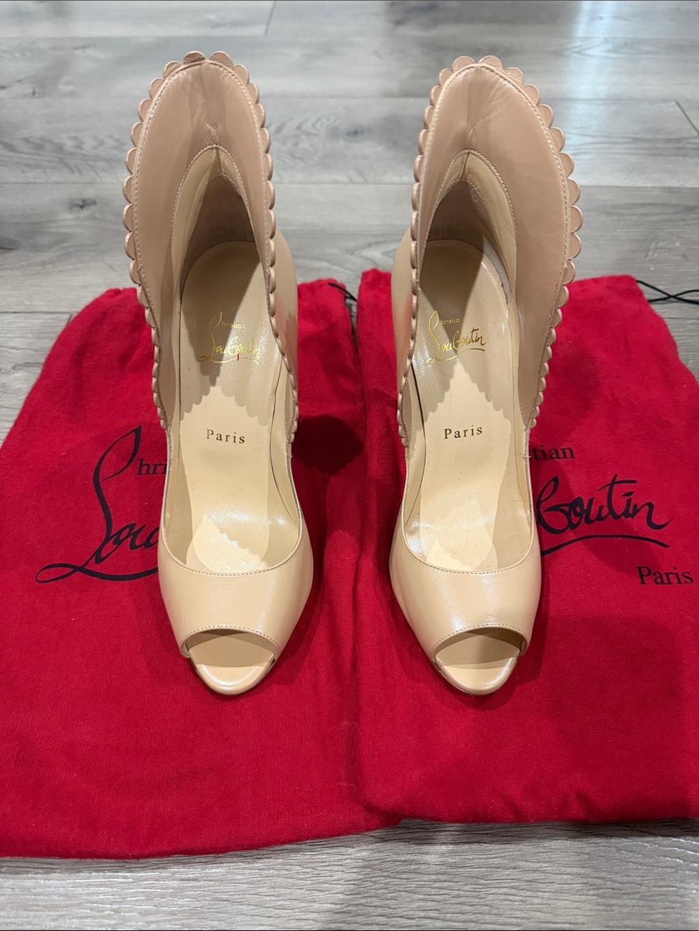 Christian Louboutin Scalloped Peep-Toe Pumps in Nude NWT no box